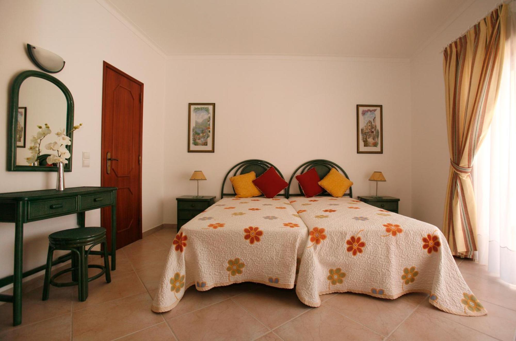 Apartamentos Coral Do Vau Portimao Exterior photo